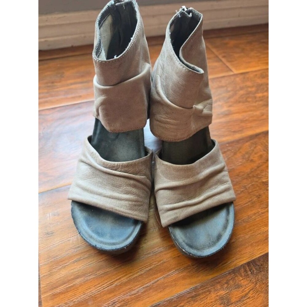 OTBT Patchouli Open Toe Sandals Size 9.5 Taupe